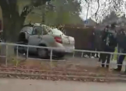 «Лада Гранта» влетела в жилой дом после серьезного ДТП на Пионерской 