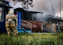 Пожар спалил магазин «Гермес» в Волгодонске дотла: фоторепортаж о том, как это было
