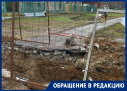 «Вырыли и забыли»: траншея возле детского сада в Волгодонске доставляет массу неудобств жителям