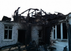 Огонь не пощадил дом в степном поселке