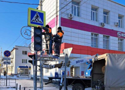 Новые светофоры с таймером появились рядом с Волгодонским молодежным драмтеатром