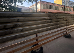 Застройщик перегородил пешеходный бульвар рядом с бывшим «Бахусом» на улице Энтузиастов