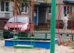 Странный волгодонец разделся до трусов во дворе и пытался навредить себе