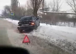 «Приора» снесла дорожный знак и выехала на обочину на Портовой в Волгодонске