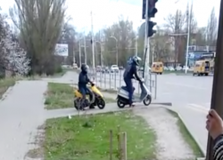 Волгодончанка сняла на видео скутеристов, гоняющих по пешеходным дорожкам