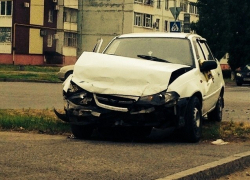 В Волгодонске возле пиццерии «Камин» столкнулись «ВАЗ 2110» и такси «Daewoo Nexia» (ВИДЕО)