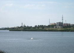 В Волгодонске посреди залива забил большой фонтан