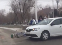 Велосипедиста с полным пакетом абрикосов сбили возле администрации Волгодонска 