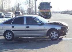В Волгодонске водитель «Опеля», выезжая со двора МРЭО, сразу попал в аварию
