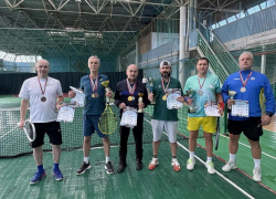 Волгодонск отметил новогодние праздники теннисным турниром среди подростков, ветеранов и любителей