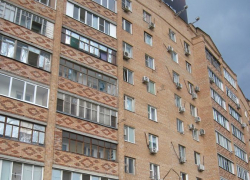 В Волгодонске из окна шестого этажа выпала и разбилась трехлетняя девочка