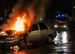 Автомобиль загорелся на ходу: ночной пожар произошел на перекрестке в Волгодонске