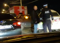 Из-за серьезной аварии на мосту затруднено движение 