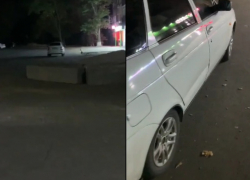 Волгодонец повредил машину о бетонные блоки на перекрестке Горького и 50 лет ВЛКСМ