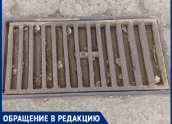На улице Гагарина ливнесток забился грязью до упора