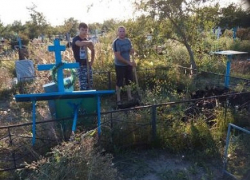 Копающий могилу подросток вызвал резонанс в Константиновске