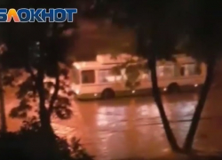 В луже на Энтузиастов заглохли несколько машин и троллейбус 