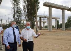 На стройплощадку моста в Волгодонске завезли длинномерные балки для пролетов