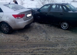 Автоледи выехала на «встречку» и врезалась в ВАЗ – пострадали дети