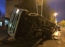 В центре Волгодонска кран-манипулятор и грузовик упали на тротуар, − читатель