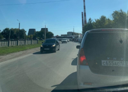 «Грузовики выезжают на встречную полосу»: километровая пробка образовалась в новой части Волгодонска