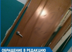 Непристойные записи на выброшенной в подъезде двери заставляют краснеть и злиться волгодонцев