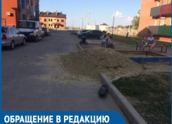 Песочницу для детей посреди проезжей части устроила управляющая компания жителям ЖК «Акварель»