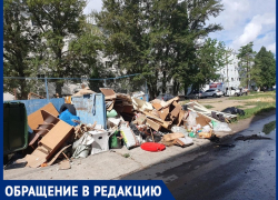 «Детскую площадку тоже скоро завалят этой помойкой»: огромная груда брошенных диванов заполонила центр старого города