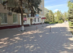 «Тротуарную плитку спасли»: около ЗАГСа установили ограничивающие столбики