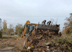 Круговорот мусора на улицах Волгодонска продолжается: одни убирают, другие везут 