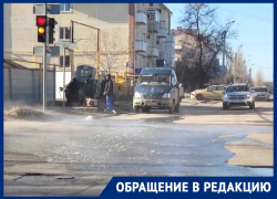 «А потом вода замерзнет»: коммунальные службы Волгодонска откачивают воду из колодца на проезжую часть
