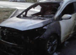 В Волгодонске на Кошевого сожгли белую дорогую иномарку