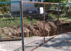 Дерзкие хулиганы снесли ограду вокруг коммунальной ямы на улице М. Кошевого: стала известна причина беспорядка на М-26