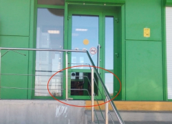 Грабители достали стекло из входной двери «Пятерочки» на В-9 и обнесли магазин