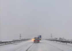 Из-за сильного снегопада на автодороге Волгодонск-Морозовск ограничили движение 