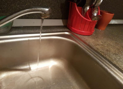 В районе улицы Черникова из-за ветхого теплопровода возникли проблемы с температурой горячей воды