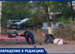 «А как проходит ваше воскресенье?»: после алкопати мужчины заснули на скамейках в смешных позах
