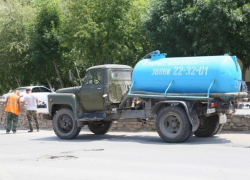 Дырявый водовод В-4 оденут в пластик