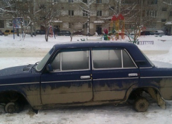 В Волгодонске молодые люди украли колеса ВАЗа