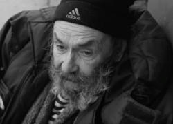 Замерз насмерть возле памятника чернобыльцам известный в Волгодонске бомж «дядя Саша» 