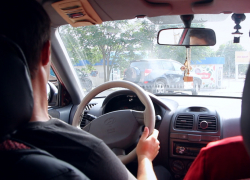 «Шашечки» на кузове, оранжевый фонарь на крыше: к водителям такси предъявили новые правила