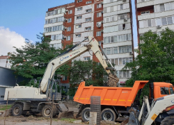 На улице Кошевого запустили временный трубопровод в обход разрушенного канализационного коллектора