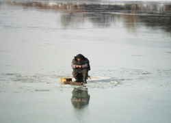 Рыбаки провалились под лед в районе 15-го котлована в Волгодонске