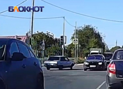 «Это что массовый психоз?»: все едут на «красный», а один еще и «против шерсти»