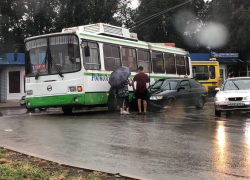 «Двенашка» влетела в троллейбус на кольцевой около торговой площади