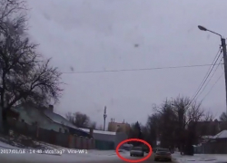 Дерзкий водитель ВАЗа проехал по «встречке» на улице Горького