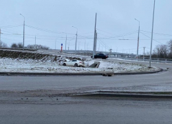 Иномарка вылетела с дороги на третьем мосту в Волгодонске 