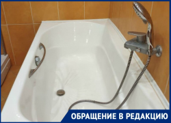 «В подвале уже лужи!»: жители обеспокоены состоянием дырявых труб в доме на улице Морской