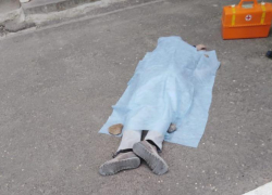 Мужчину нашли мертвым возле дома на Западном в Волгодонске