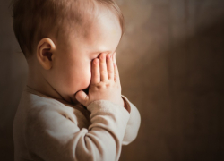 Плачущий и зовущий маму одинокий ребенок посреди улицы шокировал волгодонцев